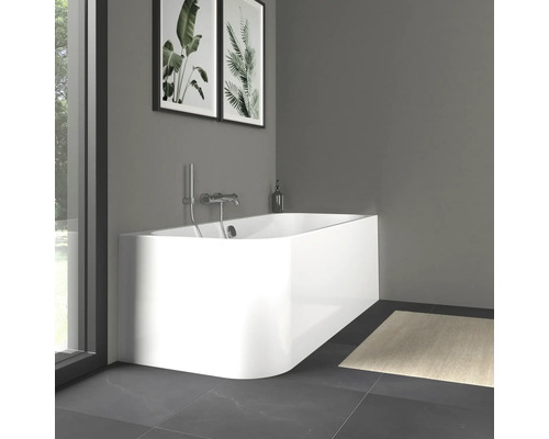 Salle de bain moderne avec baignoire îlot, robinetterie et décoration