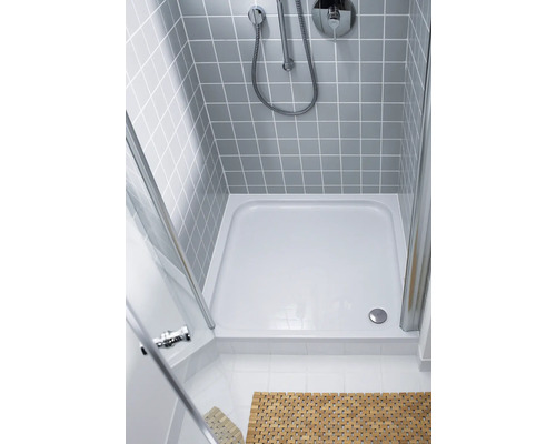 Duschkabine mit Duschwanne, Armatur und grau gefliester Wand