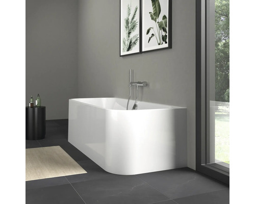 Baignoire îlot avec robinetterie dans salle de bains