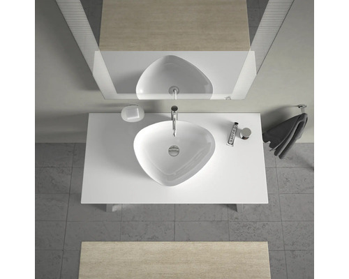 Vue de dessus d''une salle de bains avec lavabo, miroir et serviette