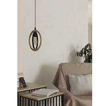 Suspension avec éléments en bois et en métal au-dessus d'une table d'appoint