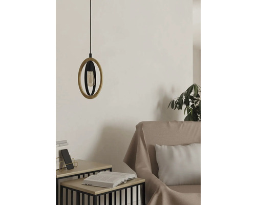 Hängelampe mit Holz- und Metallelementen über einem Beistelltisch