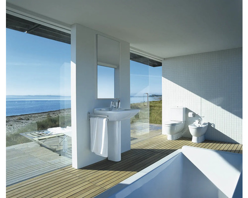 Salle de bains avec lavabo, WC, bidet et baignoire au design moderne
