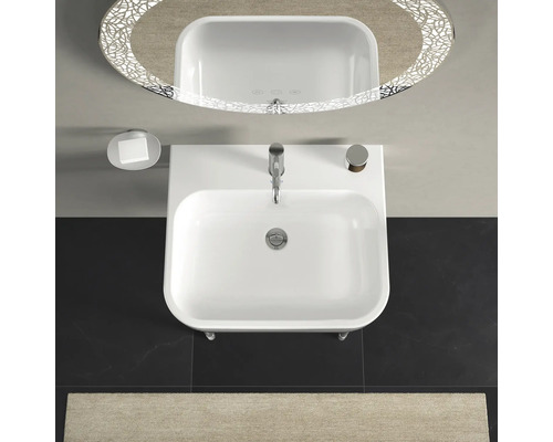 Vue de dessus d''un lavabo avec robinet, porte-savon et miroir éclairé dans une salle de bains.