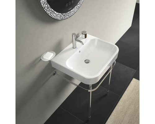 Lavabo avec robinet, porte-savon et porte-serviettes dans la salle de bain