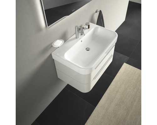 Salle de bain moderne avec meuble sous-vasque blanc, robinet et miroir.