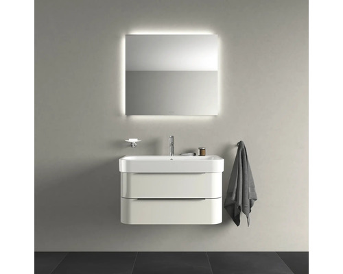 Salle de bains avec meuble sous-lavabo, lavabo, miroir avec éclairage, porte-savon et porte-serviettes