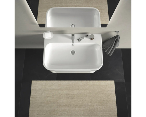 Vue de dessus d''une salle de bains avec lavabo, miroir, serviette et tapis de bain