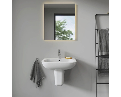 Salle de bain moderne avec lavabo, miroir lumineux et sèche-serviettes