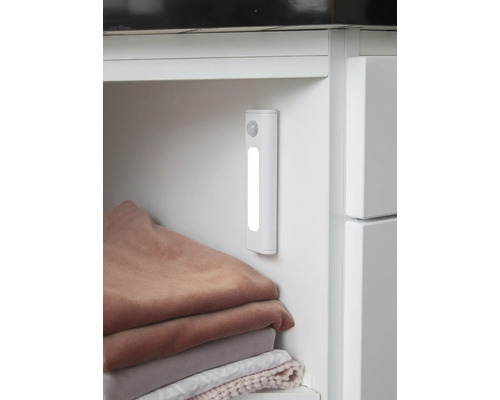 Intérieur d''armoire avec lampe LED et pile de textiles