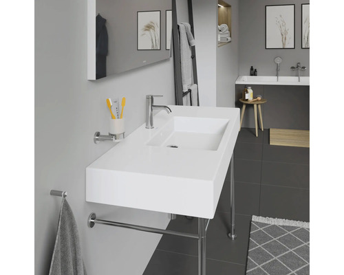 Salle de bains moderne avec lavabo blanc, porte-serviettes et miroir