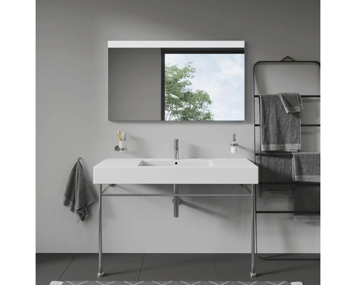 Salle de bains moderne avec lavabo, miroir et porte-serviettes