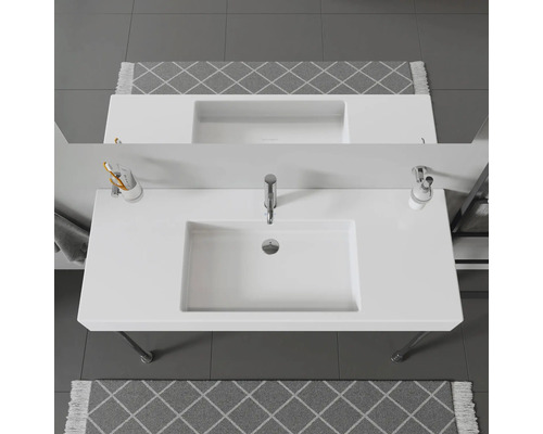 Vue de dessus d''une salle de bains avec lavabo blanc et tapis gris