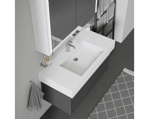 Salle de bains moderne avec lavabo, meuble sous-lavabo, armoire de toilette et porte-serviettes