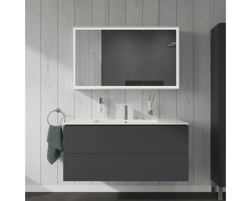 Salle de bains moderne avec meuble sous-lavabo, armoire de toilette et porte-serviettes