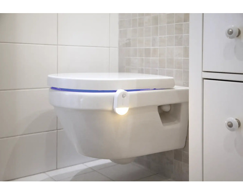 Wand-WC mit LED-Beleuchtung im Badezimmer.