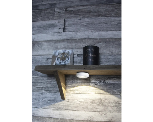 Étagère avec spot LED, photo et décoration