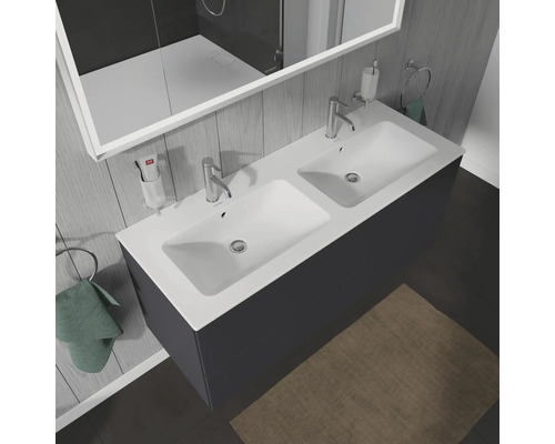 Double vasque avec deux robinets, miroir, anneau porte-serviettes et divers accessoires de salle de bain