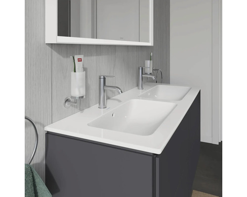 Double vasque avec meuble sous-vasque dans une salle de bain