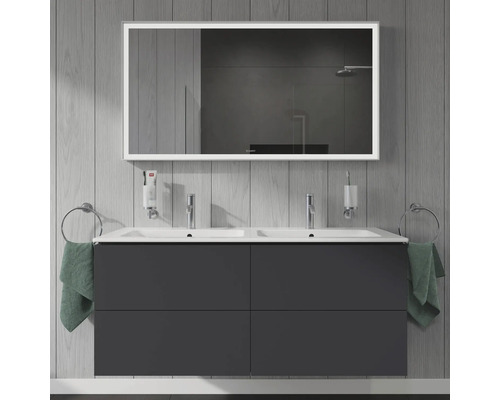 Salle de bains avec double vasque, miroir éclairé et accessoires