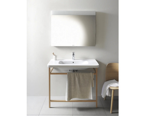 Salle de bains avec lavabo, miroir et cadre en bois