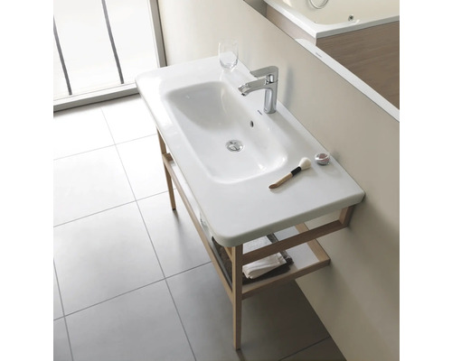 Vasque avec espace de rangement et serviettes dans la salle de bain