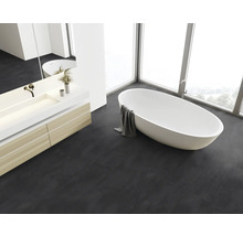 Salle de bain avec baignoire îlot, meuble-lavabo et grande fenêtre