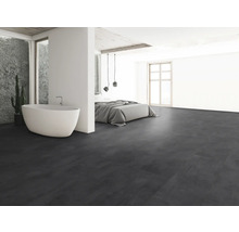Chambre moderne avec baignoire îlot et revêtement de sol foncé