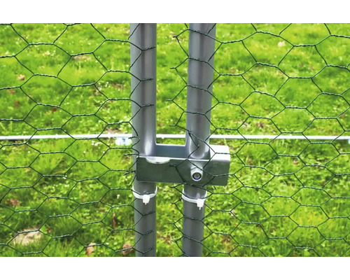 Detailaufnahme eines Geflügelzauns mit Pfosten und Drahtgeflecht.