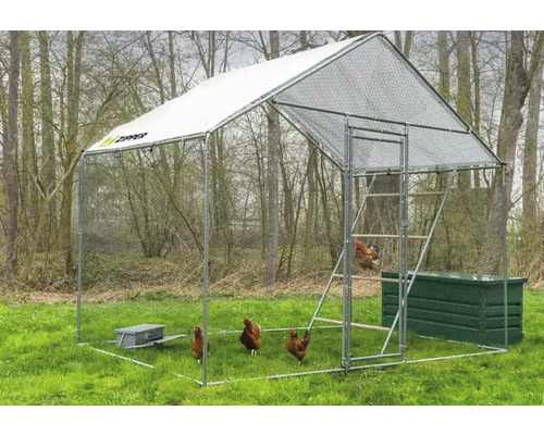 Hühnerstall mit Überdachung, Leiter und mehreren Hühnern im Freien.