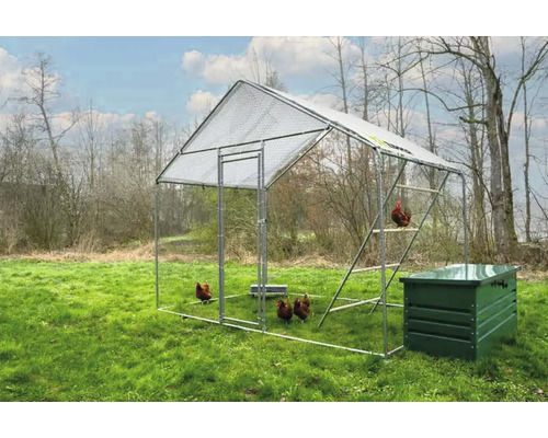 Freilandgehege mit Hühnern und zusätzlichem Unterstand im Garten