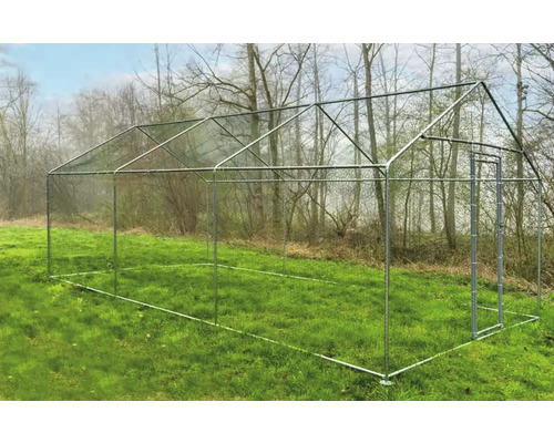 Poulailler autoportant en métal avec grillage sur une pelouse