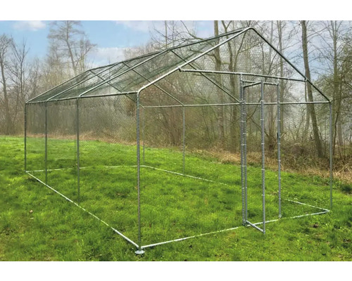 Poulailler autoportant en métal avec filet sur une prairie