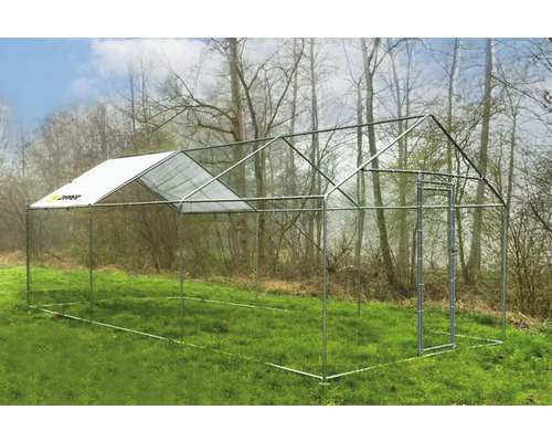 Enclos extérieur avec porte et toit sur pelouse