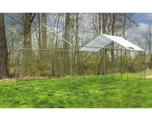 Parc extérieur pour poulets dans le jardin avec toit partiel.