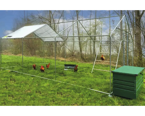 Poulailler avec des poulets dans le jardin