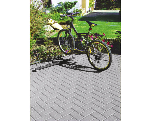 Vélo dans un range-vélos à l''extérieur