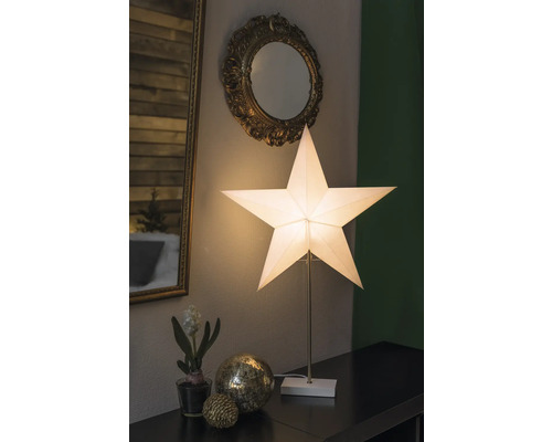 Dekoratives Arrangement mit Sternlampe, Spiegeln und Ornamenten auf einem Tisch