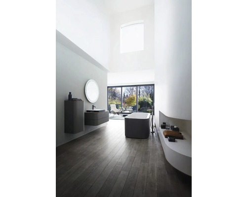 Helles Badezimmer mit Waschtisch, Spiegel, Badewanne und Holzboden für eine moderne Einrichtung