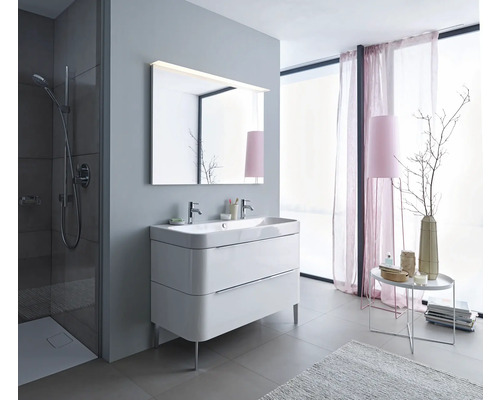 Salle de bain moderne avec meuble sous-lavabo, miroir et douche.