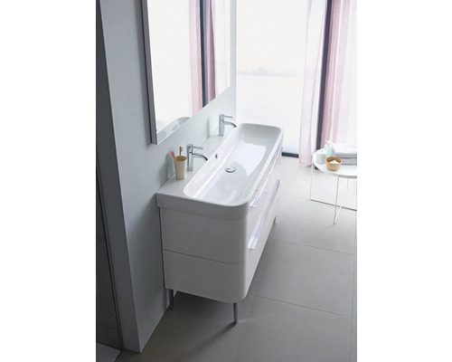 Salle de bain moderne avec double vasque, miroir et table d''appoint