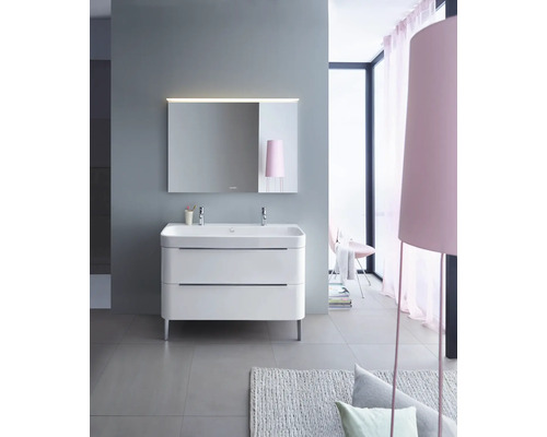 Salle de bain moderne avec meuble sous-lavabo, miroir et ambiance lumineuse