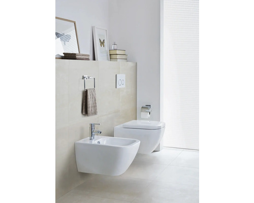 Salle de bain moderne avec bidet et WC suspendus, porte-serviettes et décorations