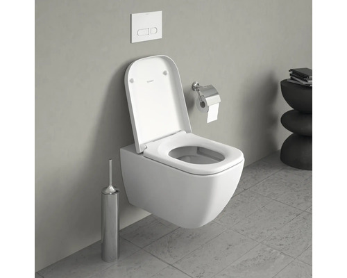 WC suspendu avec bride ouverte et plaque de commande dans une salle de bains