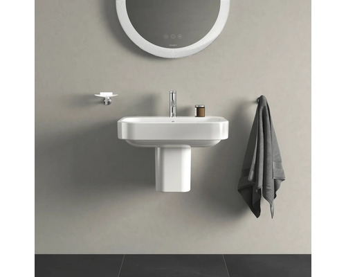 Lavabo de salle de bain avec robinet, porte-savon, serviette et miroir rond