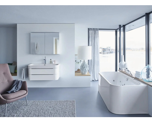 Helles Badezimmer mit Waschtisch, Spiegelschrank, Badewanne und Sessel für ein modernes Ambiente.