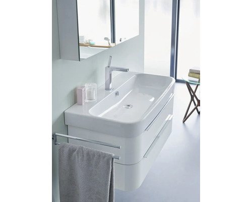 Modernes Badezimmerwaschbecken mit Armatur, Handtuchhalter und Spiegel für ein stilvolles Ambiente.