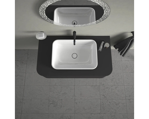 Vue de dessus d''une salle de bains avec lavabo, miroir et accessoires de bain