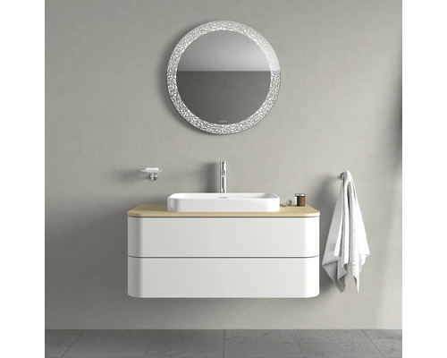 Salle de bains avec lavabo, meuble sous-vasque, miroir et serviette