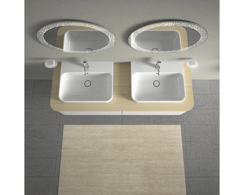 Meuble-lavabo double avec deux lavabos, robinets, distributeurs de savon et miroirs lumineux dans une salle de bain.